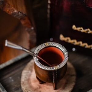 Mate torpedo de cerámica forrado en cuero con aro de alpaca cincelada y apliques en bronce